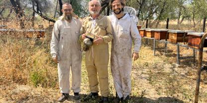Berufsimker Dieter Radek (li.) mit Jürgen Gräfe und Mitarbeiter Chris.