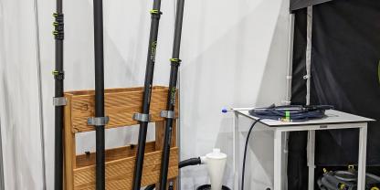 Die „VeluLance“ ist ein modulares System. Neben der Anwendung mit Dampf und Aktivkohle ist auch ein Absaugen möglich (Saugkopf links).