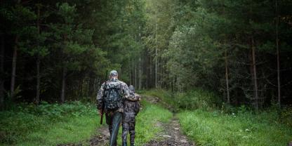 Die mutmaßlichen Wilderer bemerkten offenbar nicht, dass sie samt Waffe von einer Wildkamera fotografiert wurden.