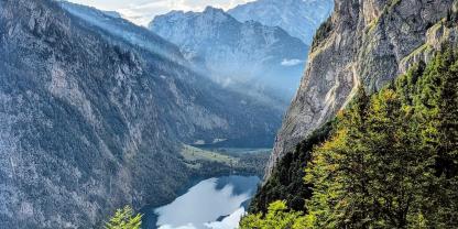 Abb. 1: Landschaftsausschnitt mit natürlicher Höhenstufung von den Ufern des Königs- und Obersees (im Vordergrund) bis zu den hochmontanen Buchenwäldern im Nationalpark Berchtesgaden