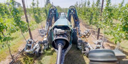 Die schwenkbaren Elektroden des RootWave F601 halten den Unterstockbereich im Obst- und Weinbau durch hochfrequenten Wechselstrom unkrautfrei.