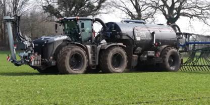 Ein Claas Xerion im Einsatz auf einem Feld