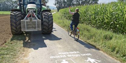 Weg-Traktor-Radfahrer