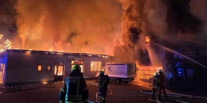 In Cham ist ein Holzboden-Hersteller bereits zum zweiten Mal abgebrannt. Die Polizei ermittelt nun, wie es zu dem Feuer kommen konnte.