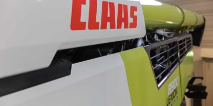 Eine Landmaschine von Claas mit Schriftzug
