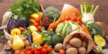 Bunt, frisch und vielfältig: Eine abwechslungsreiche Auswahl an Obst und Gemüse liefert wichtige Nährstoffe für Ihre Gesundheit.