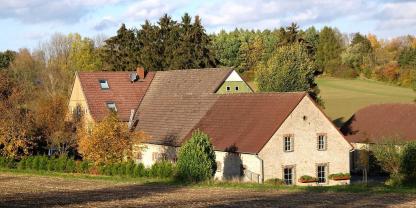 Bauernhaus-Felder-Acker-AdobeStock_407441026