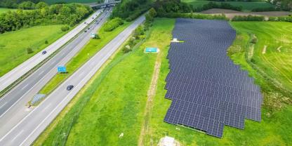 Bei der aktuellen Ausschreibungsrunde der Bundesnetzagentur für PV-Anlagen auf Flächen gingen die meisten Zuschläge an Projekte, die auf Randstreifen an Autobahnen oder Schienenwegen geplant sind.