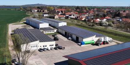 Die Landtechnik auf dem großen Ackerbaubetrieb in Sachsen-Anhalt sorgt für Begeisterung bei den Zuschauern. Es handle sich um einen großen und gepflegten Maschinenpark