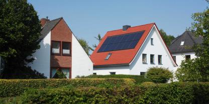 Den Nachbarn direkt, ohne Umwege durch das öffentliche Netz, mit Strom aus der eigenen PV-Anlage zu beliefern, wäre für beide Seiten ein Gewinn. Der Erzeuger würde mehr Geld verdienen, der Abnehmer müsste weiniger bezahlen - doch das ist eine rechtliche Grauzone. (Symbolbild)