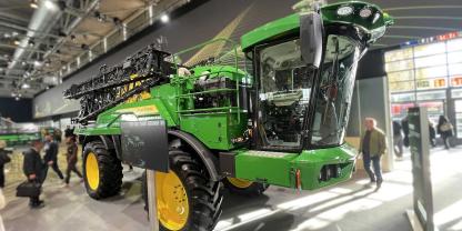 2023 zeigte John Deere die 300M auf der Agritechnica noch als Neuheit. Jetzt wird die Baureihe mit der Schließung von Mazzotti eingestellt. Für Landwirte bleiben als Selbstfahrer die Serien 500M und 500R im Programm.