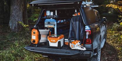Mit dem mobilen Schnellladegerät STIHL AL 1802 MO sind die neuen Akkus im ALLPRO-System von STIHL drinnen wie draußen, stationär oder unterwegs in nur neun Minuten zu 80 % geladen.