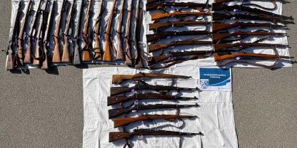 In einem Reisebus wurden 34 Langwaffen sichergestellt.