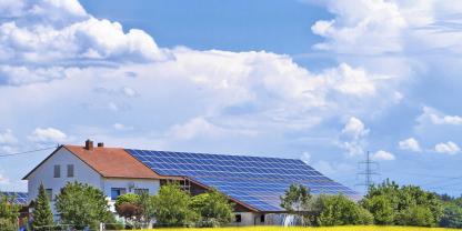 Viele landwirtschaftliche Betriebe in Deutschland haben Solarmodule auf dem Dach.