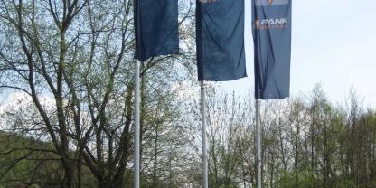 Mit der Schließung des Standorts Torgau endet ein traditionsreiches Kapitel deutscher Landtechnikfertigung. Gleichzeitig setzt die Frank Gruppe ihren Kurs der internationalen Produktionsverlagerung und Spezialisierung fort.