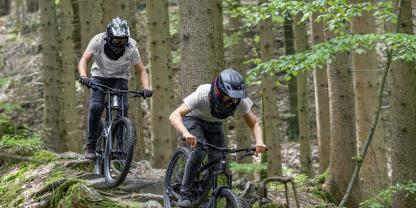 Um die Mountainbiker in seinem Revier abzuschrecken, hatte ein Jäger Drahtseile über einen Trail gespannt. Jetzt muss er sich dafür vor Gericht verantworten.