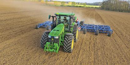 John Deere fährt zweigleisig: Der 8R 540 nutzt den JD14, die 
9-l-Modelle erhalten jetzt das Update, vor allem in der Kabine.