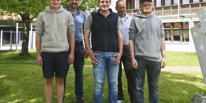 Die Lehrkräfte (hinten, v. l.) Christian Schenk (LBG) und Josef Herz (Klassenleiter)  freuten sich mit den drei Bestplatzierten: (v. l.) Lukas Steinacher,  Matthias Stiefenhofer, Stefan Hösle