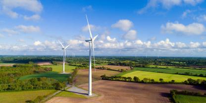 Felder-Windräder-AdobeStock_149362399