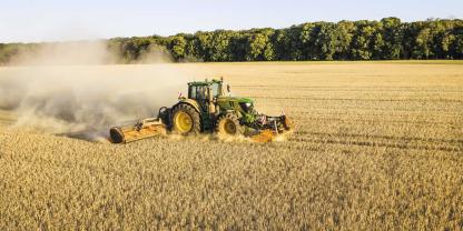 John Deere rückt den 6M technisch näher an den 6R, positioniert ihn aber weiterhin eigenständig unterhalb der Premium-Baureihe.