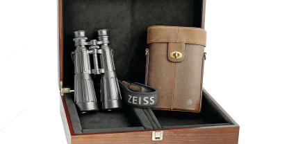 Auf der IWA 2016 wurde eine „Finale Edition“ des Dialyt 8 x 56 B/GA  T* P vorgestellt: Limitiert auf durchnummerierte 250 Stück (à 2.500 € UVP) – jeweils in einer Holzkassette mit nostalgischem Lederköcher, Ledertragriemen und Zertifikat.