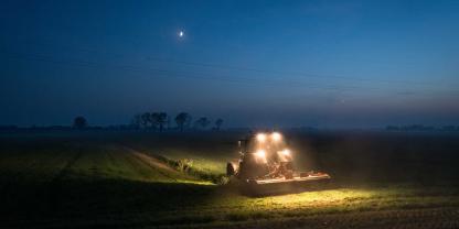 Arbeiten nachts auf dem Feld sind nur in Ausnahmefällen rechtlich zulässig.