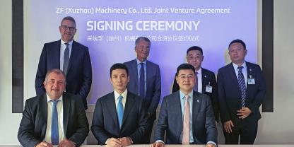 Vertreter von ZF und XCMG bei der Begründung des Joint Ventures in Friedrichshafen.