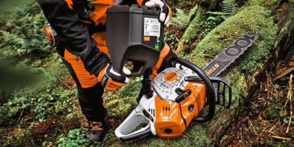 Mit MotoMix 100 bietet Stihl den ersten vorgemischten Sonderkraftstoff, der vollständig aus bio-basierten Rohstoffen besteht und dadurch einen nachhaltigeren Betrieb von Geräten mit 2-Takt-Motoren ermöglicht.
