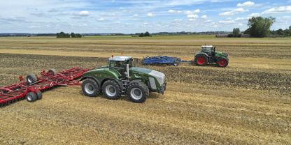 Der Fendt 1050 Vario mit seinem Vorbild, dem Trisix, gemeinsam bei der Bodenbearbeitung.