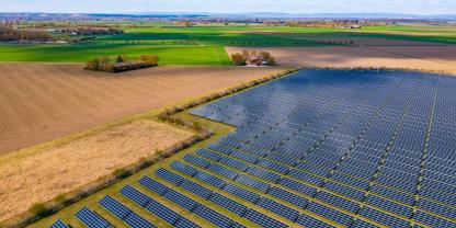 Für Erneuerbare-Energie-Anlagen, die ohne EEG, aber mit Direktlieferverträgen Strom vermarkten, gibt es eine neue Förderung.