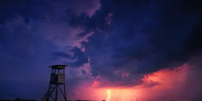 Ein Hochsitz im Gewitter