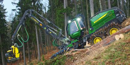 Der John Deere 1470H ist mit Achtradfahrwerk eine ideale Maschine für Starkholz im Hang.
