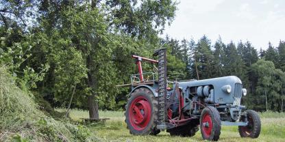 Symbolfoto: Ein Traktor mit Balkenmäher - beide Maschinen bzw. Geräte wurden im vorliegenden Fall im Set mit weiteren Landmaschinen ohne das Wissen des Besitzers zum Spotpreis verkauft.