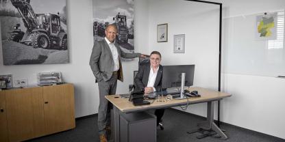 Ein bedeutender Moment für Weidemann: Bernd Apfelbeck (rechts) übergibt nach über 20 Jahren die Verantwortung als Kaufmännischer Geschäftsführer an Andrew Voigt.