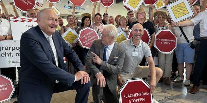 Alois Rainer wurde von den delegierten mit zahlreichen Forderungen empfangen. Er stehe hinter jeder einzelnen, versicherte der Bundeslandwirtschaftsminister (M., mit Joachim Rukwied li. und BBV-Vizepräsident Ely Eibisch re.)