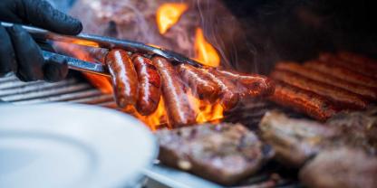 Würstchen und Fleisch auf einem Grill