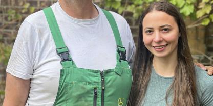 Betriebsleiter Roland Reil und Tochter Hannah Schöppl planen die Hofübergabe.