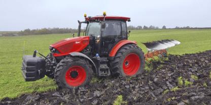 <b><i>Mit der Serie 6 </i></b>beginnt eine neue Ära: Deutz-Motoren, ZF-Getriebe, Carraro-Achsen und Hydraulik von Bosch-Rexroth werden verbaut.