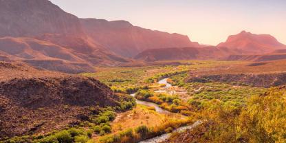 Eine Landschaft in Texas mit Bergen