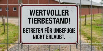 Schild vor einem Stall mit der Aufschrift: Wertvoller Tierbestand. Betreten für Unbefugte verboten. 