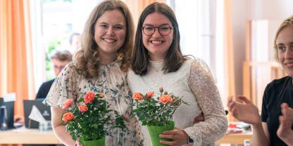 Freuen sich auf die neue Aufgabe: Alexandra Schmid aus Schöllnach (l.) und Karolin Ott Bergtheim.