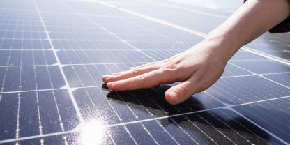 Solarmodule in der Sonne: Solaranlagen liefern genau dann Strom, wenn Klimaanlagen ihn benötigen.