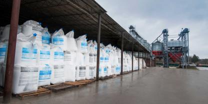 Stickstoffdünger-Urea-AdobeStock_329546184