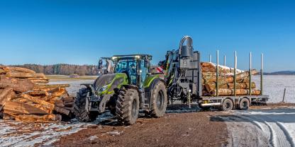 Das Gespann aus Valtra-Traktor und Krpan-Hänger
