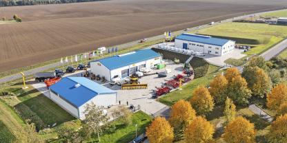 Die Niederlassung in Niederschöna der Agrartechnik Vertrieb Sachsen GmbH von oben: Auch hier werden seit Jahresbeginn alle drei Marken von CNH angeboten.