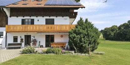 Ein Wohnhaus auf dem Land.