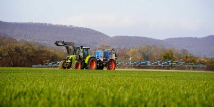 Ein Landwirt bringt Pflanzenschutzmittel auf einem Feld aus.