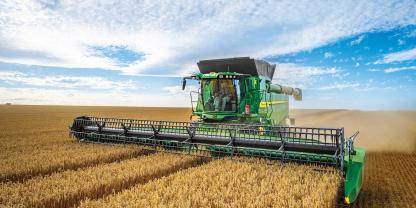 Der John Deere T5 und T6 kann 2027 sein Tempo automatisch an Bestandshöhe und Biomasse anpassen. Dafür nutzt die Fahrgeschwindigkeitsregelung Satellitendaten und Kameras an der Kabine.