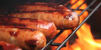 SYMBOLBILD: Die vollautomatische Bratwurst-Grillmaschine der Amazone-Azubis ist heiß begehrt. Geht sie vielleicht bald in Serienproduktion?