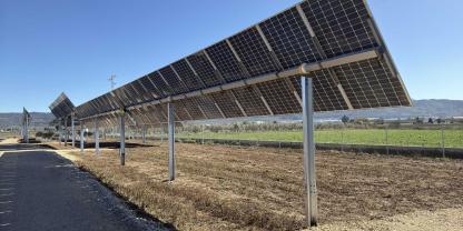 Zu sehen ist einen vollständig autonomer Solartracker ohne zentrale Steuereinheit.
